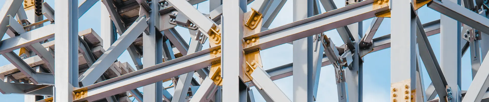 Konstrukcja stalowa budynku – widoczne węzły i połączenia elementów nośnych. Ekspertyzy techniczne budynku. Konstrukcja stalowa budynku – widoczne węzły i połączenia elementów nośnych. Ekspertyzy techniczne budynku.