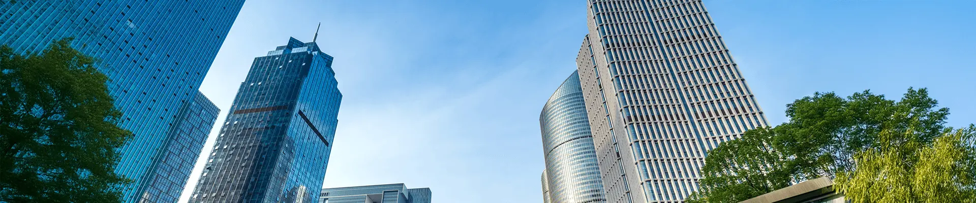 Nowoczesny kompleks biurowy w zielonym otoczeniu. Certyfikacja BREEAM obiektu budowlanego.