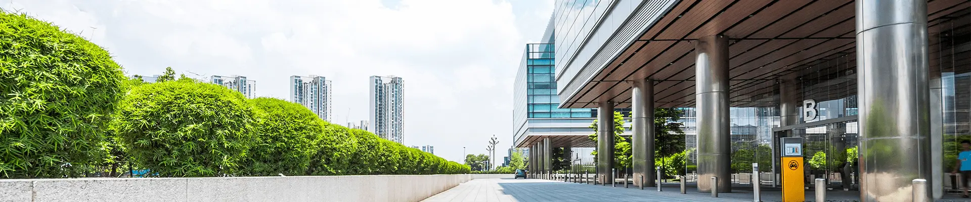 Nowoczesny budynek biurowy z przestrzenią publiczną. Certyfikacja WELL w zakresie komfortu użytkowników.