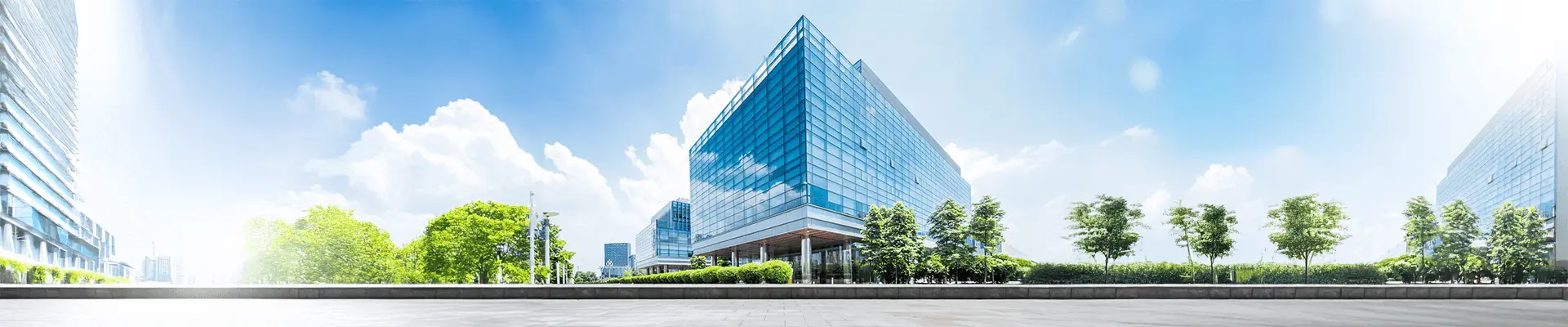 Nowoczesny, przeszklony budynek biurowy otoczony zielenią. Eksploatacja obiektu. Nowoczesny, przeszklony budynek biurowy otoczony zielenią. Eksploatacja obiektu.