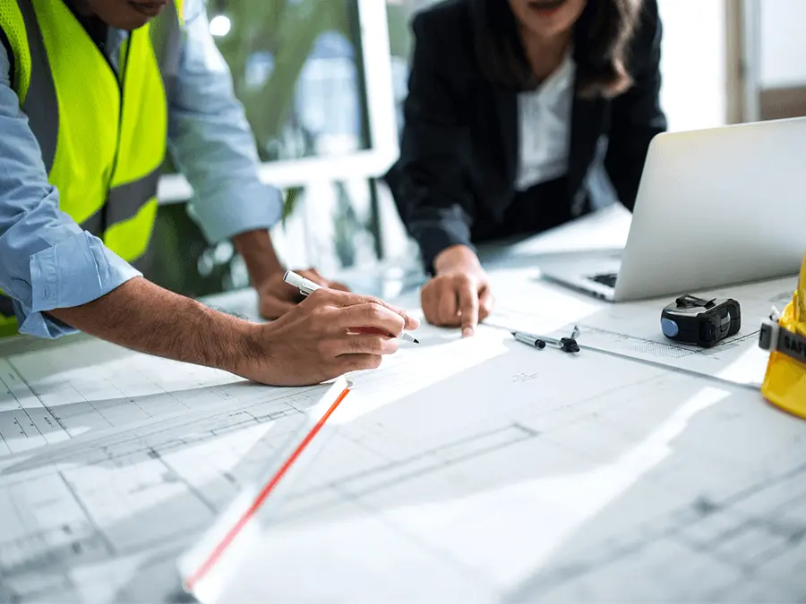 Zespół inżynierów analizujący dokumentację wykonawczą. Kontrola dokumentacji technicznej pod kątem zgodności z projektem i realizacją robót. Zespół inżynierów analizujący dokumentację wykonawczą. Kontrola dokumentacji technicznej pod kątem zgodności z projektem i realizacją robót.