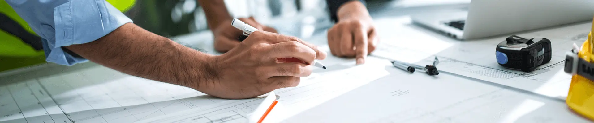 Zespół inżynierów analizujący dokumentację wykonawczą. Kontrola dokumentacji technicznej pod kątem zgodności z projektem i realizacją robót.