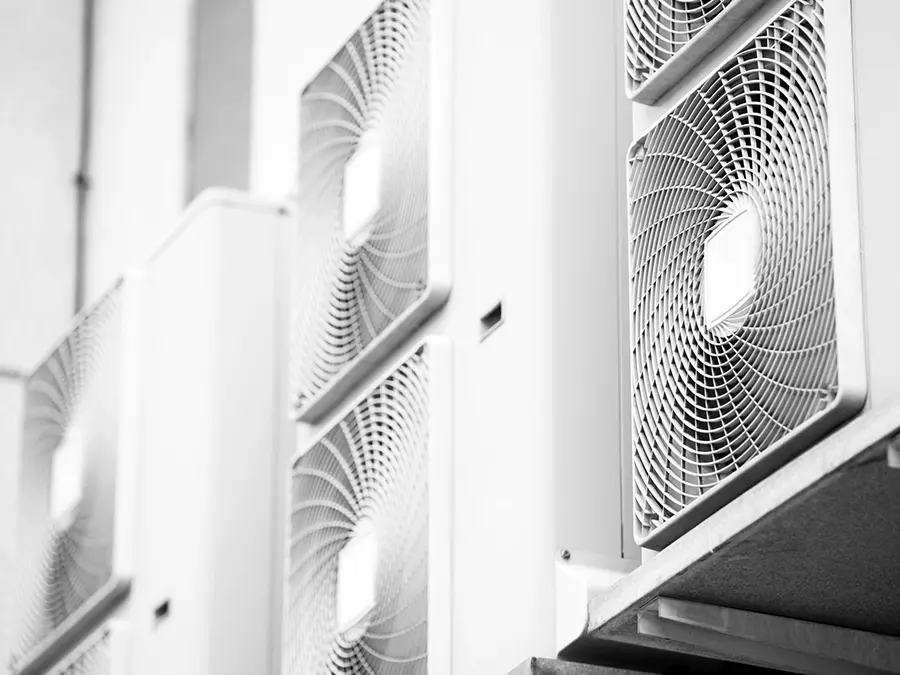 Klimatyzatory zamontowane na elewacji budynku. Kontrola systemu ogrzewania i klimatyzacji. Klimatyzatory zamontowane na elewacji budynku. Kontrola systemu ogrzewania i klimatyzacji.