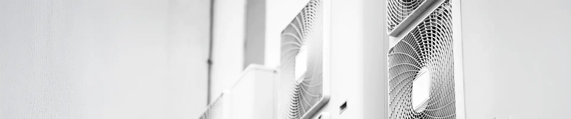 Klimatyzatory zamontowane na elewacji budynku. Kontrola systemu ogrzewania i klimatyzacji.