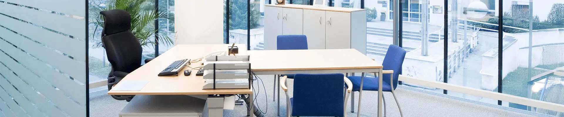 Wnętrze nowoczesnego biura po zakończeniu prac wykończeniowych. Kontrola gwarancyjna pomieszczeń w okresie obowiązywania gwarancji. Wnętrze nowoczesnego biura po zakończeniu prac wykończeniowych. Kontrola gwarancyjna pomieszczeń w okresie obowiązywania gwarancji.