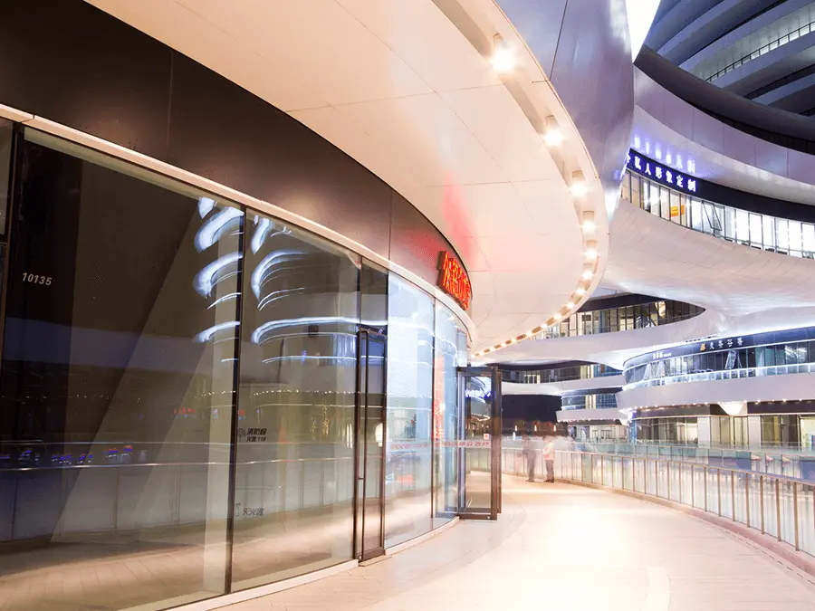 Nowoczesny obiekt komercyjny wewnątrz. Koordynacja prac najemców w budynku. Nowoczesny obiekt komercyjny wewnątrz. Koordynacja prac najemców w budynku.