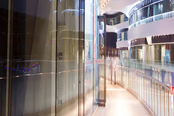 Nowoczesny obiekt komercyjny wewnątrz. Koordynacja prac najemców w budynku.