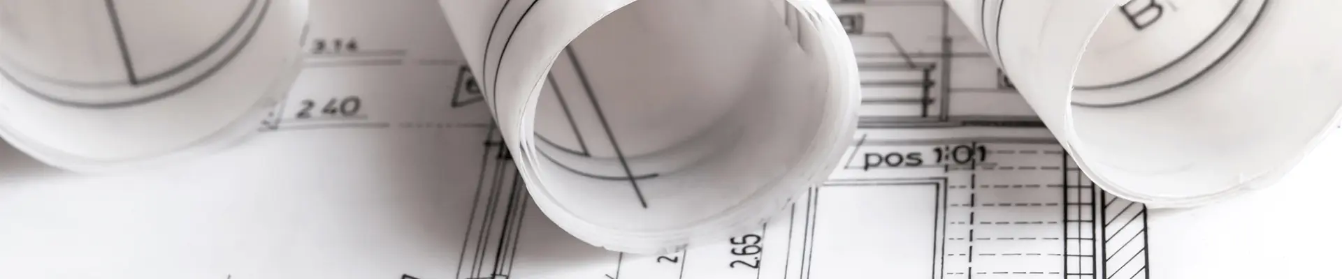 Zrolowane rysunki techniczne na planach budynku. Koordynacja projektu budowlanego.