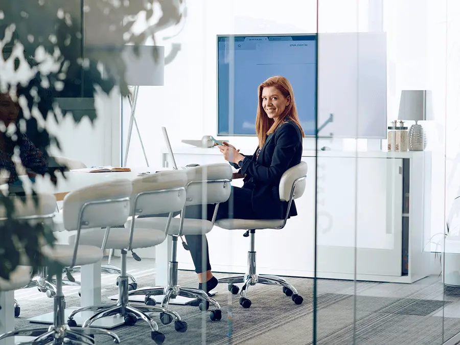 Kobieta podczas spotkania w sali konferencyjnej. Prowadzenie przetargów i wybór wykonawców.