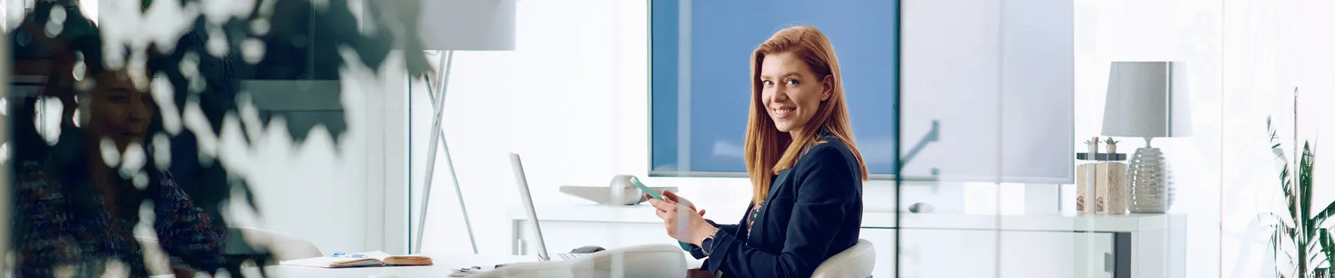 Kobieta podczas spotkania w sali konferencyjnej. Prowadzenie przetargów i wybór wykonawców.