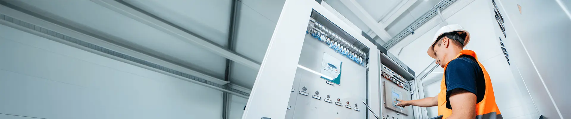 Specjalista wykonujący przegląd instalacji elektrycznej w budynku. Okresowa kontrola instalacji elektrycznych.