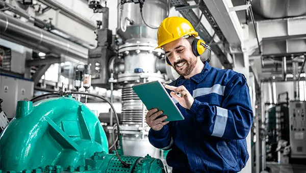 Inspektor przeprowadzający kontrolę instalacji gazowej w obiekcie. Przegląd instalacji gazowych w ramach eksploatacji obiektu.