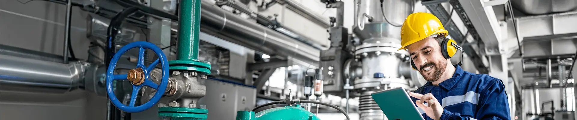 Inspektor przeprowadzający kontrolę instalacji gazowej w obiekcie. Przegląd instalacji gazowych w ramach eksploatacji obiektu.