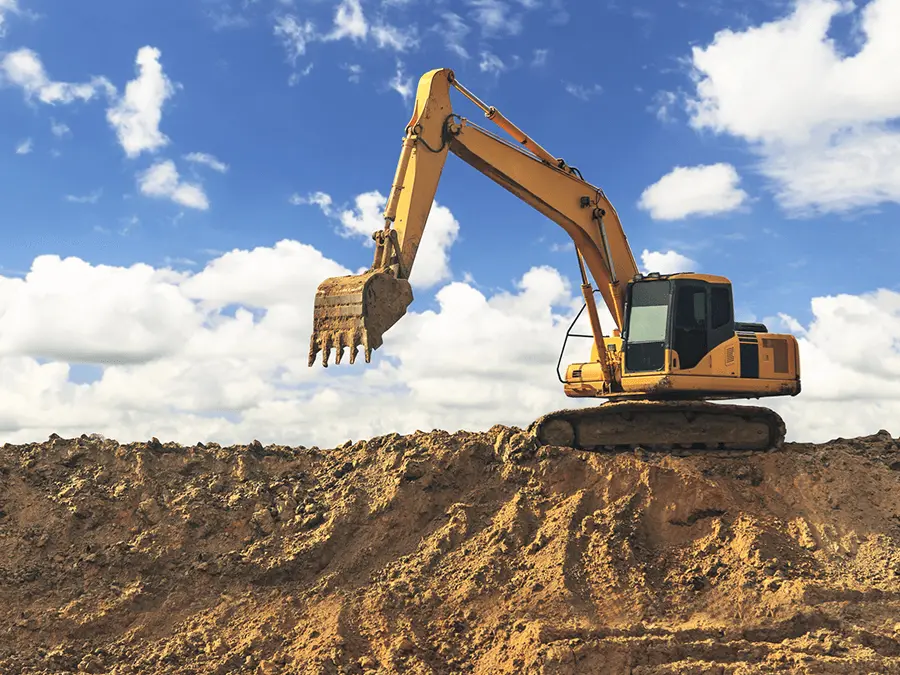 Koparka wykonujaca roboty ziemne. Remediacja gruntów na terenie inwestycji.