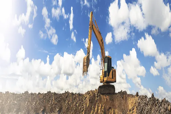 Koparka wykonujaca roboty ziemne. Remediacja gruntów na terenie inwestycji.