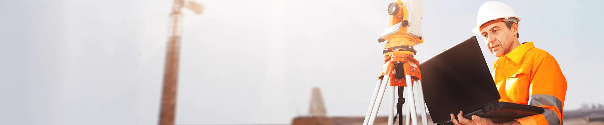 Inżynier wykonujący skanowanie laserowe budynku 3D w celu pozyskania precyzyjnej dokumentacji przestrzennej.