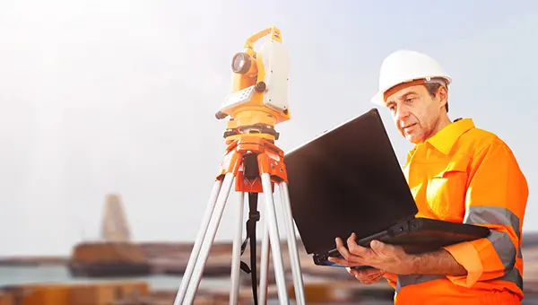 Inżynier wykonujący skanowanie laserowe budynku 3D w celu pozyskania precyzyjnej dokumentacji przestrzennej.