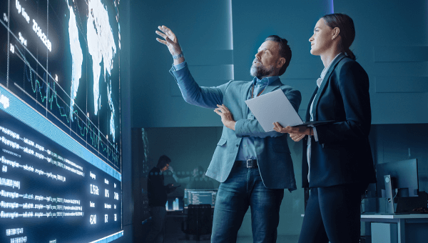 Specjaliści analizujący dane w chronionym środowisku cyfrowym. Eksploatacja systemu przetwarzania informacji niejawnych.