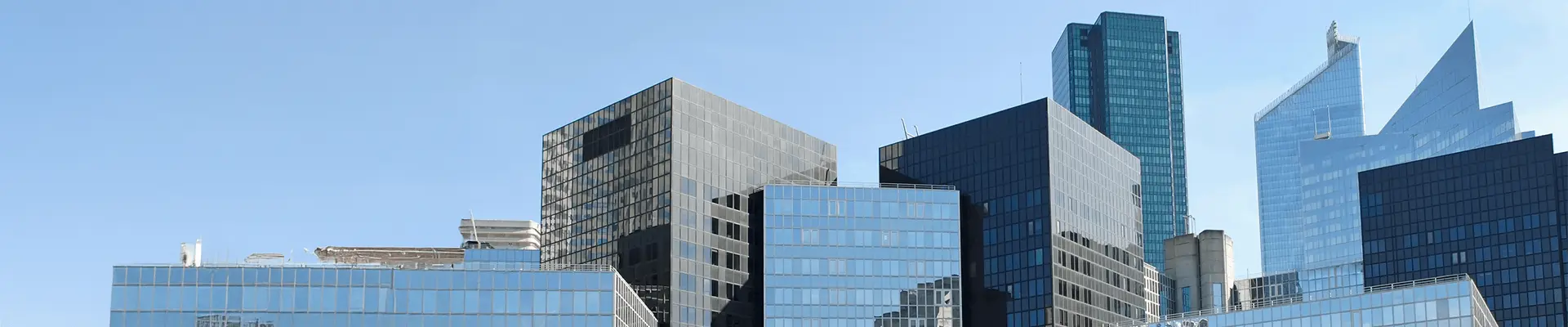 Nowoczesny kompleks biurowy z przeszklonymi elewacjami - usługi dla budownictwa. 