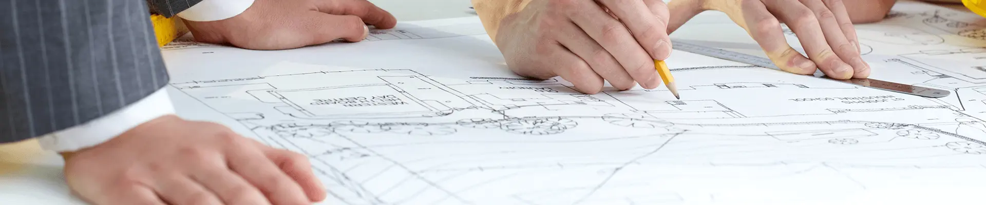 Zespół inżynierów omawiających dokumentację projektową. Zarządzanie inwestycją przez Inżyniera Kontraktu.