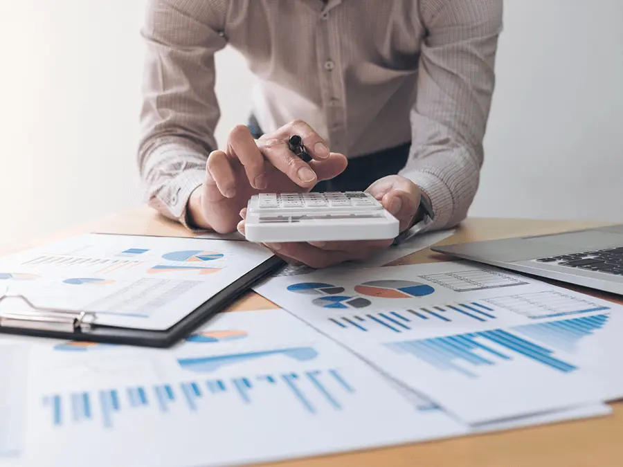 Dokumenty finansowe i kalkulator. Zarządzanie kosztami projektu inwestycyjnego.