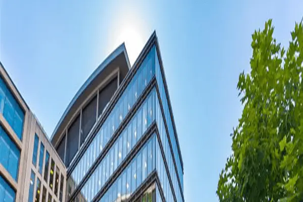 Kompleks nowoczesnych budynków biurowych w otoczeniu zieleni. Zrównoważone budownictwo w procesie koordynacji projektu budowlanego.