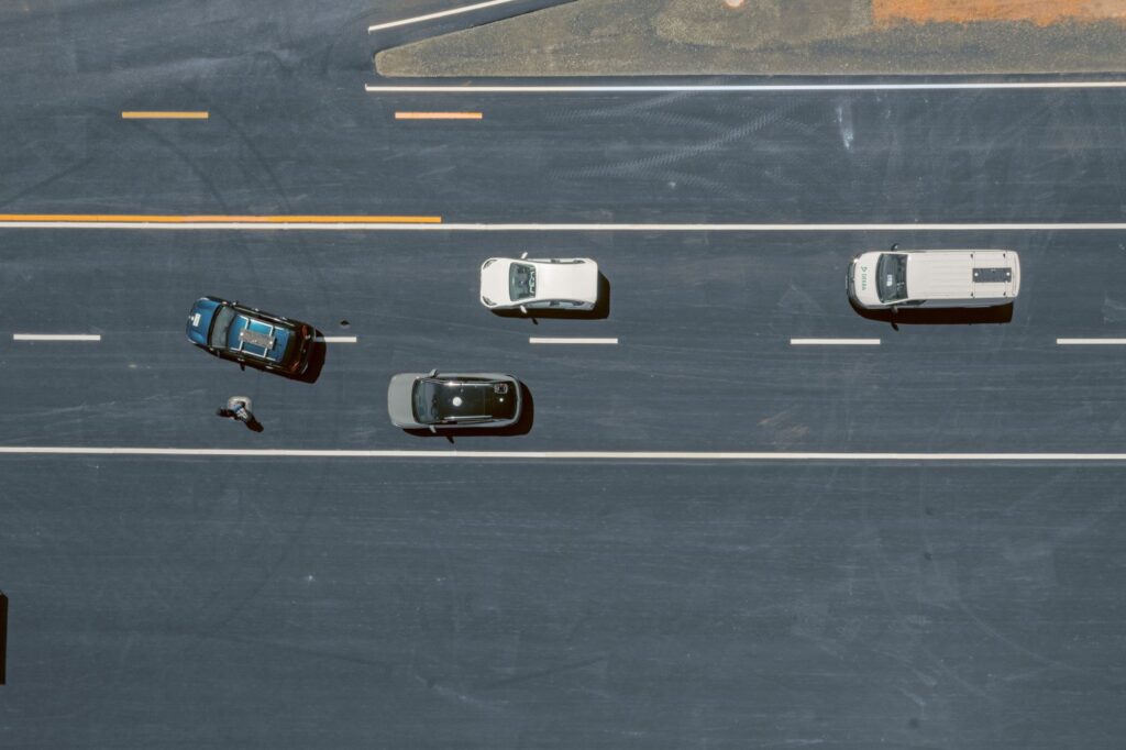 Schwarmtests mit mehreren bewegten Objekten rund um das Testfahrzeug 