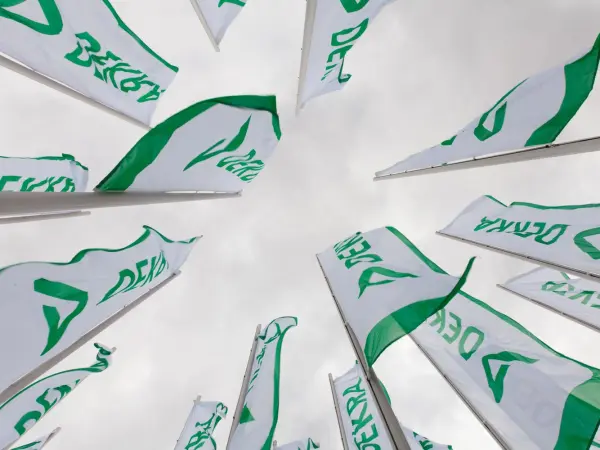 DEKRA rechnet 2022 mit Expansion trotz schwieriger Rahmenbedingungen. Foto: DEKRA DEKRA Fahnen