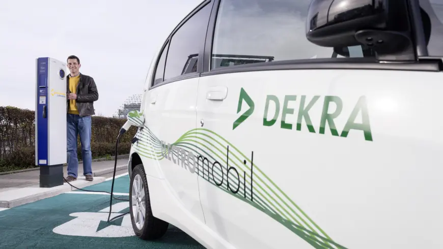 Mann lädt E-Auto