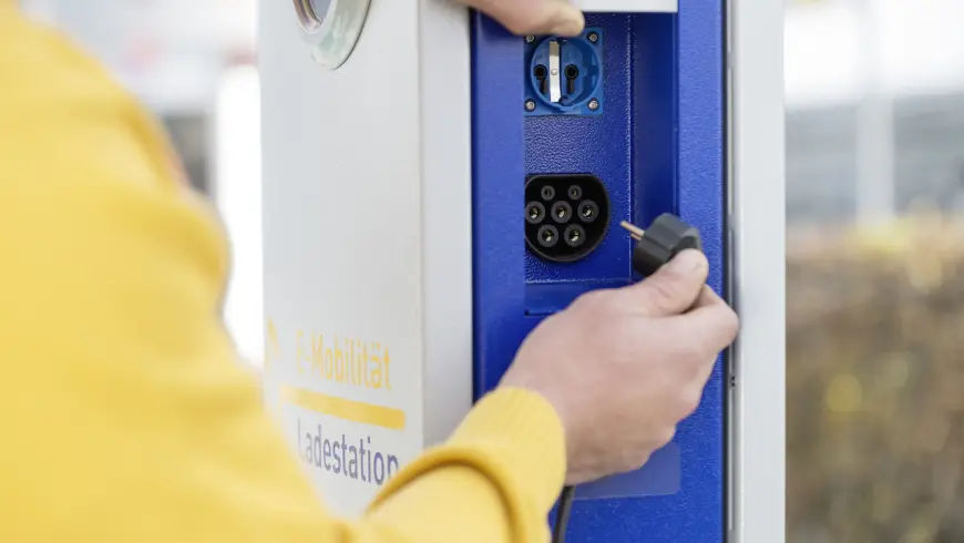 Die Infrastruktur fürs Laden von Elektroautos legt derzeit ein rasantes Wachstum hin.