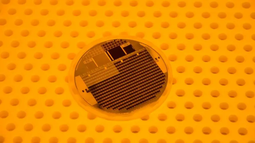 A close-up of the Freiburg quadruple solar cell. 