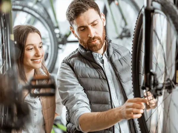 The second-hand bike market is growing steadily. From frame numbers to test rides – purchasing a used bike requires thorough checks. Photo: stock.adobe.com/rh2010 bike check