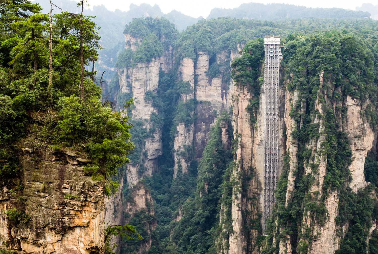 The world record holder among outdoor elevators is the “Bailong.”
