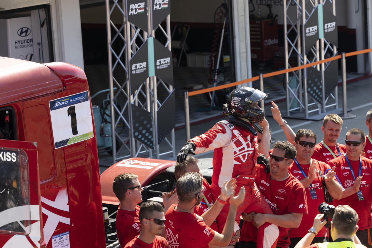 Norbert Kiss aus Ungarn freut sich mit team