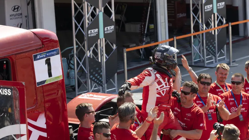 Norbert Kiss aus Ungarn freut sich mit team