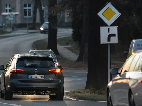 Future music: With the new radar system, cars will be able to look around the corner Future music: With the new radar system, cars will be able to look around the corner
