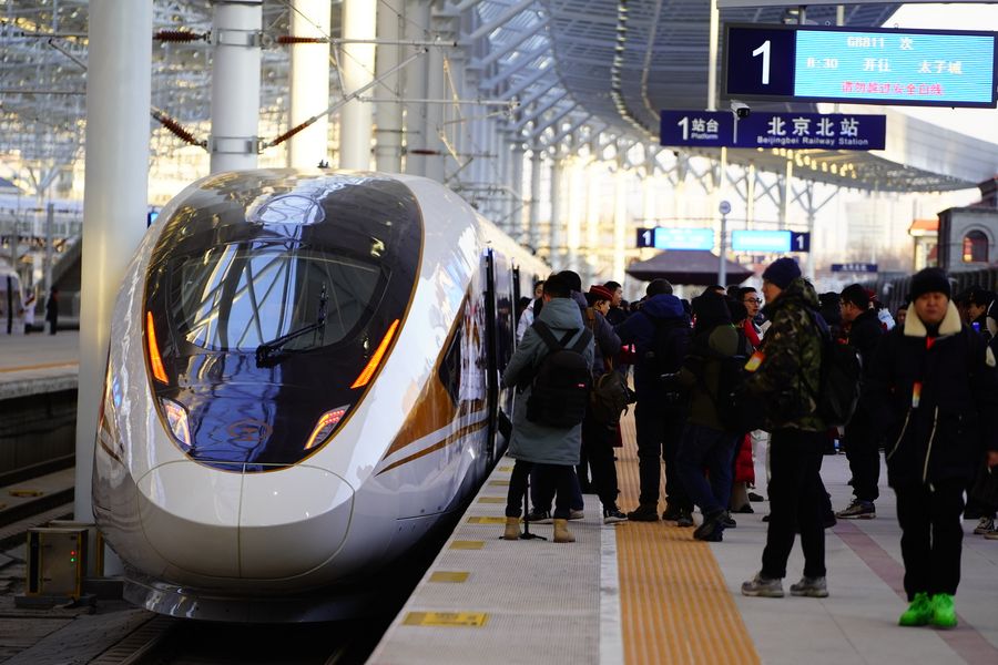The new G8811 from China can do without a locomotive driver.