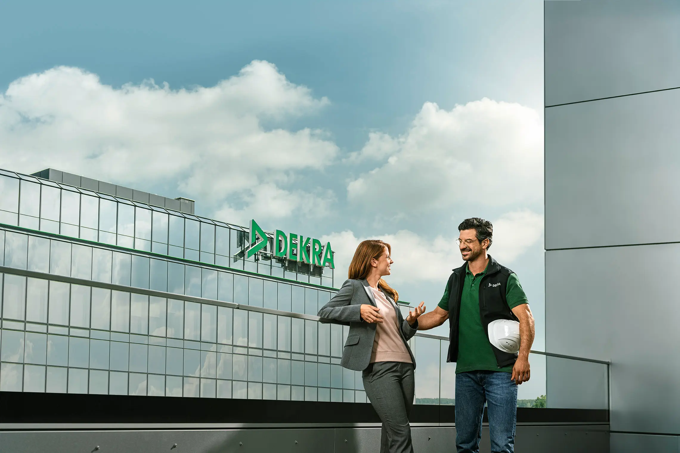 Edificio con personas de DEKRA