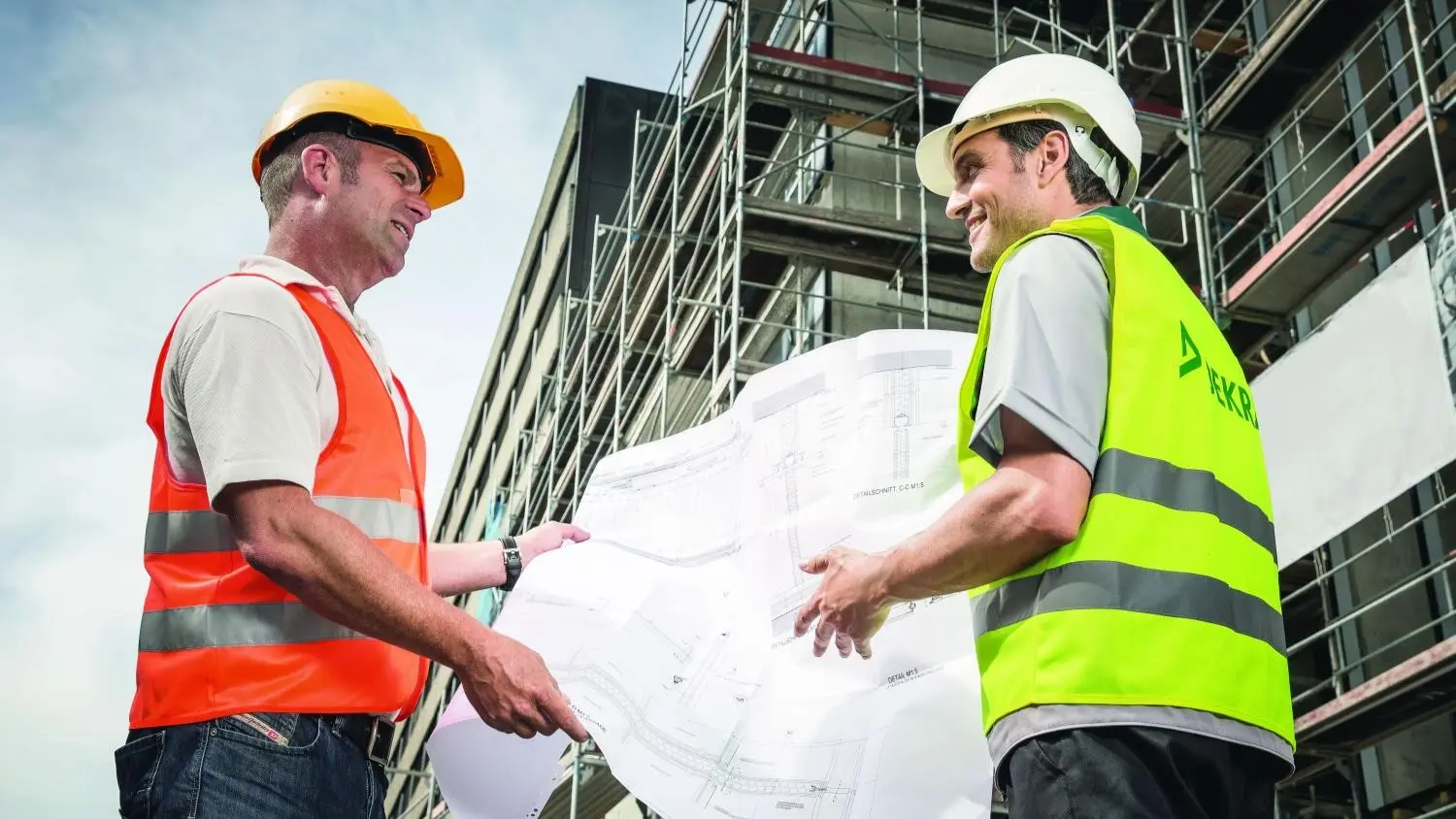 DEKRA Experten beraten sich auf Baustelle