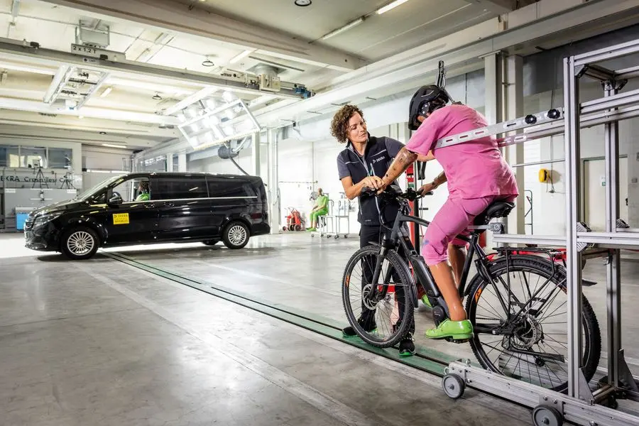 Crash preparation of a dummy on a bicycle