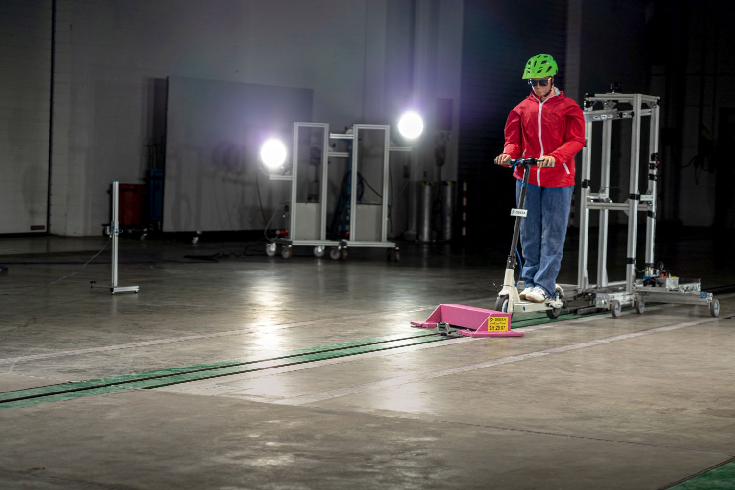 Crash Test mit dummy auf E-Scooter