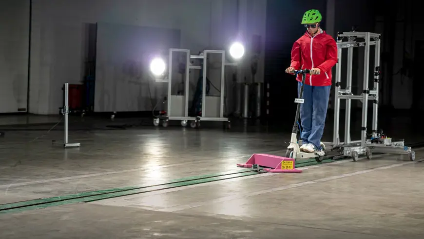 Crash Test mit dummy auf E-Scooter