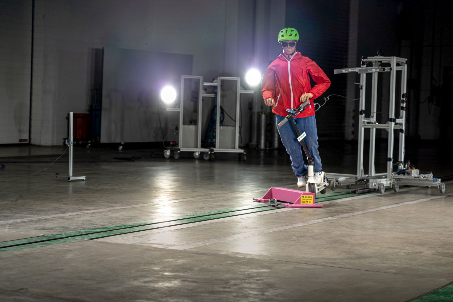Crash Test mit dummy auf E-Scooter