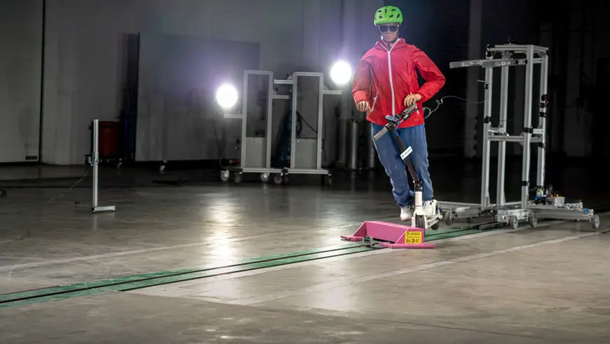 Crash Test mit dummy auf E-Scooter