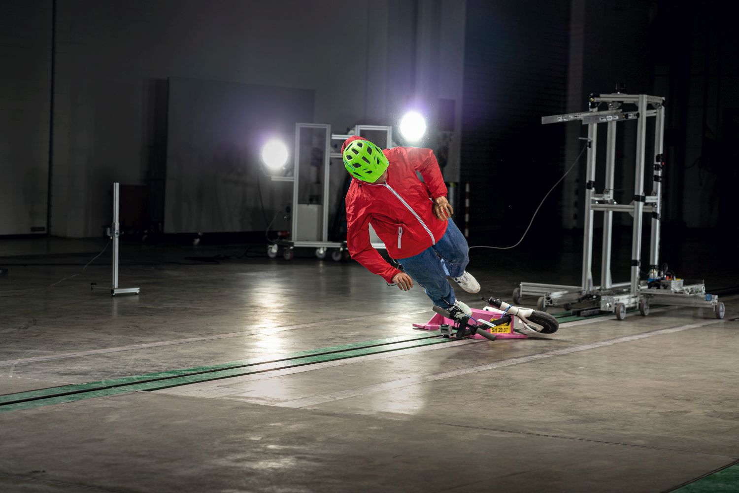 Crash Test mit dummy auf E-Scooter