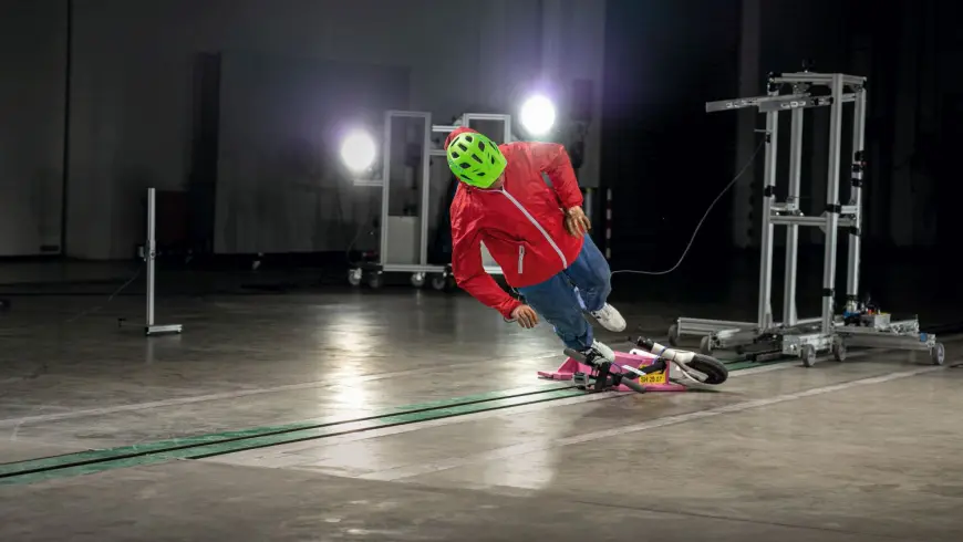 Crash Test mit dummy auf E-Scooter