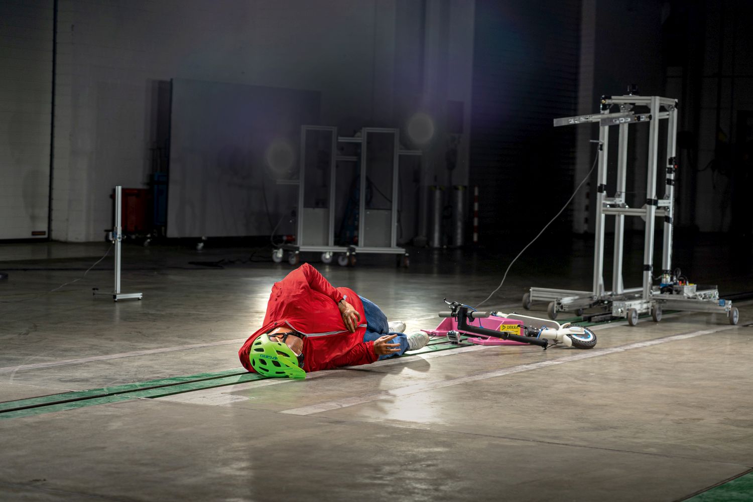 Crash Test mit dummy auf E-Scooter