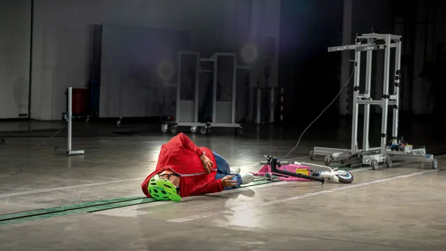 Crash Test mit dummy auf E-Scooter