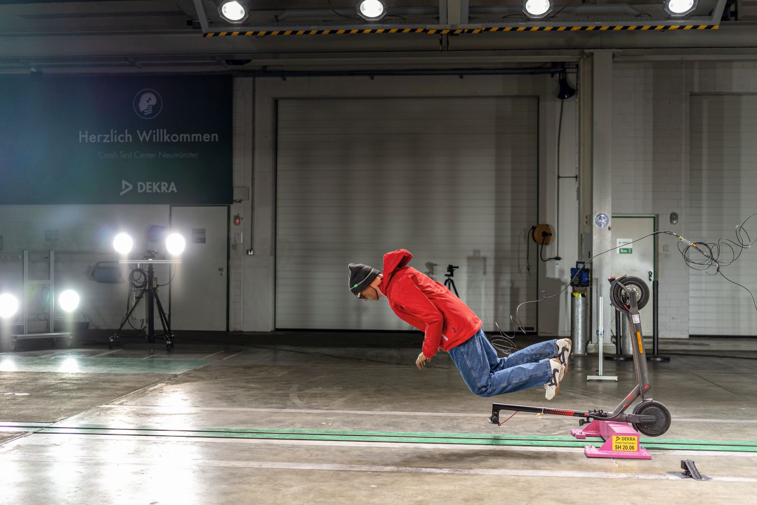 Crash Test mit dummy auf E-Scooter