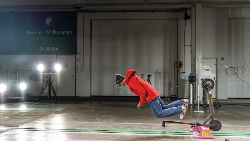 Crash Test mit dummy auf E-Scooter